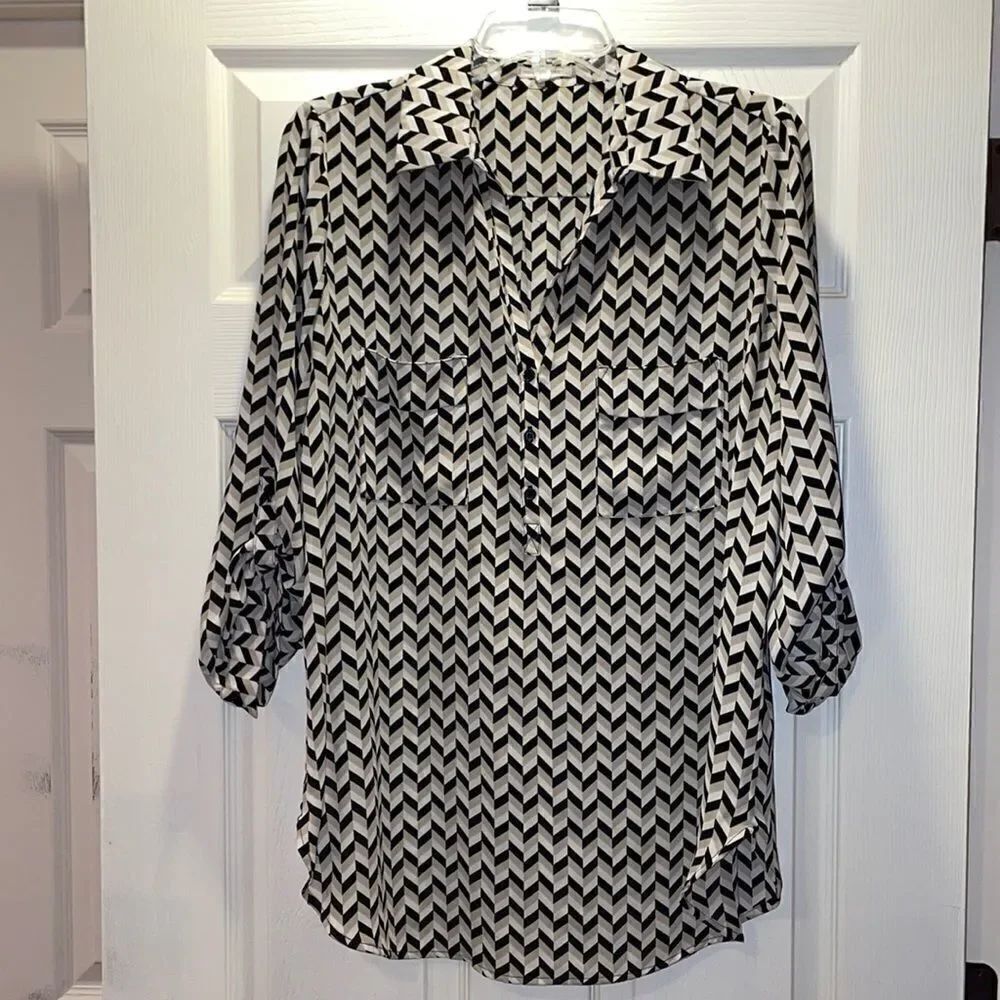 ✨Pleione Black, tan & white Chevron blouse